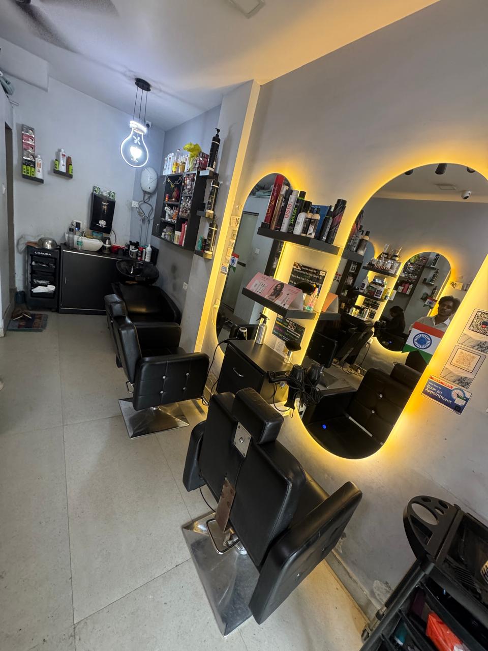 Mobile hero interior of D Squared Unisex Salon in Palghar